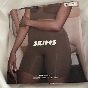 *NEW* SKIMS Seamless Sculpt Above The Knee Short